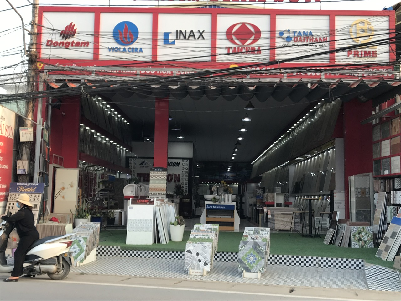 Showroom Thái Sơn VLXD